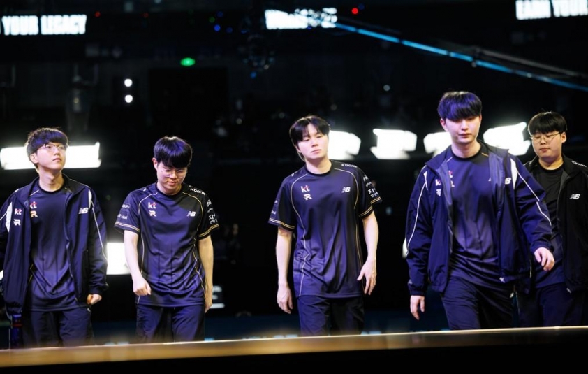 Tuyển thủ T1 ăn mừng chức vô địch