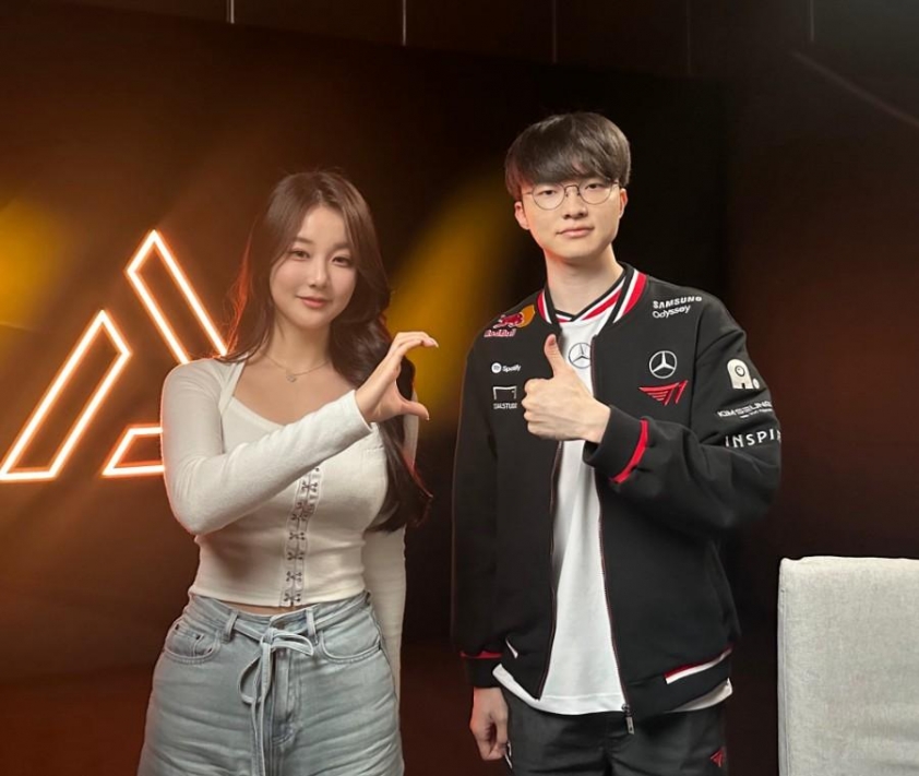 Nữ BLV nóng bỏng khiến fan T1 'lo sốt vó' trước thềm Chung kết CKTG 2025 BLV Kitty tạo hiệu ứng thú vị trước Chung kết CKTG