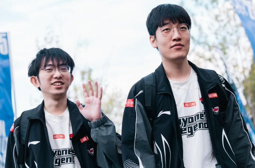 HLE cạnh tranh trên thị trường tuyển thủ