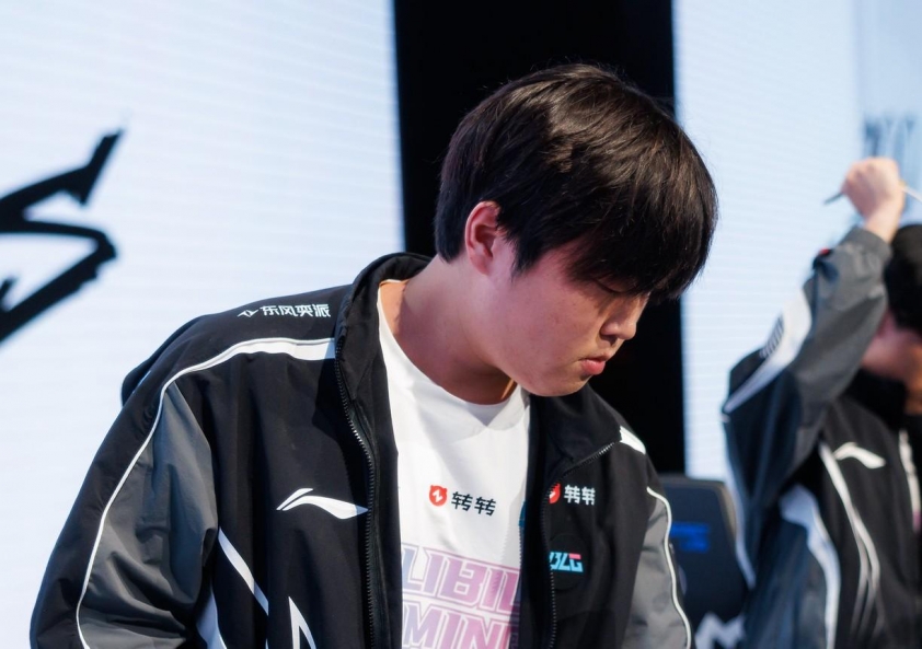 Bin trong màu áo LPL