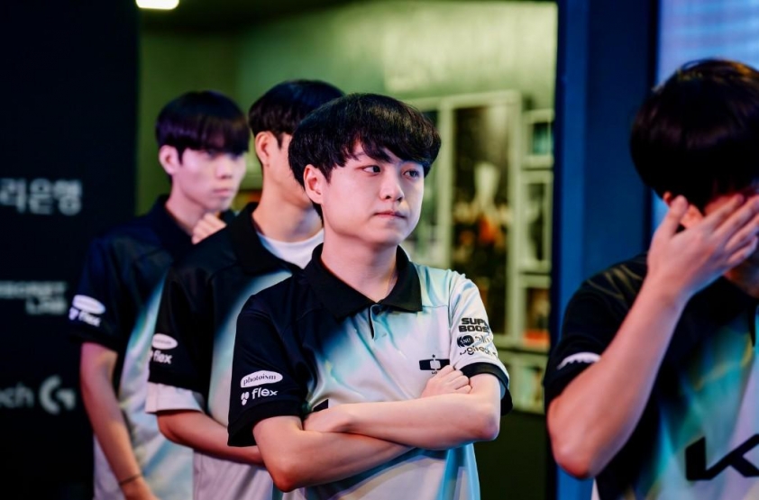 Fan DK biểu tình bằng xe tải với banner chỉ trích